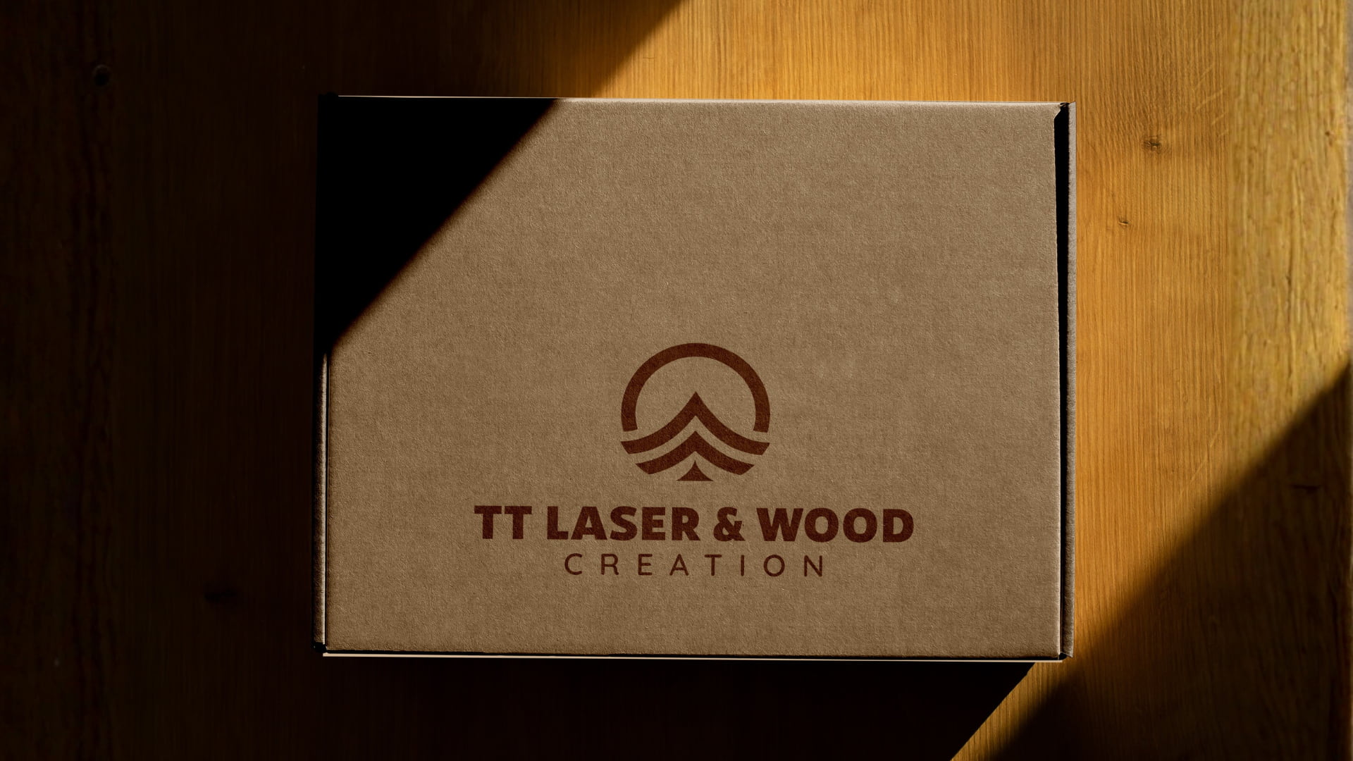 TT Laser & Wood — caixa de cartão com logótipo